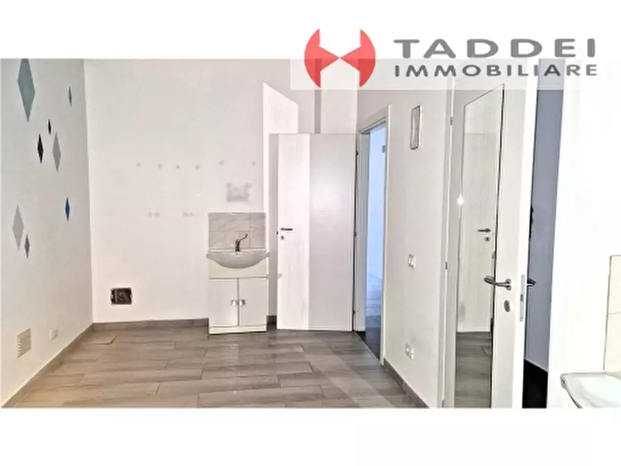 Immagine 12 di Negozio in vendita  a Scandicci