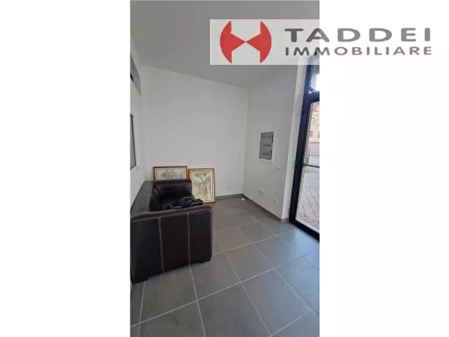 Immagine 15 di Negozio in vendita  a Scandicci