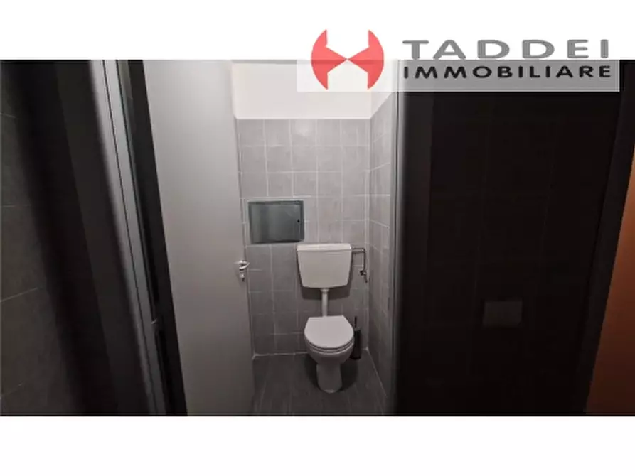 Immagine 4 di Magazzino in vendita  a Scandicci