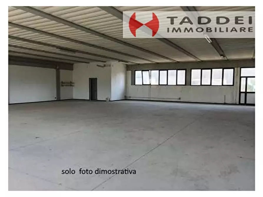 Immagine 2 di Magazzino in affitto  a Scandicci