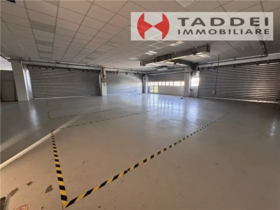 Immagine 1 di Magazzino in vendita  a Scandicci