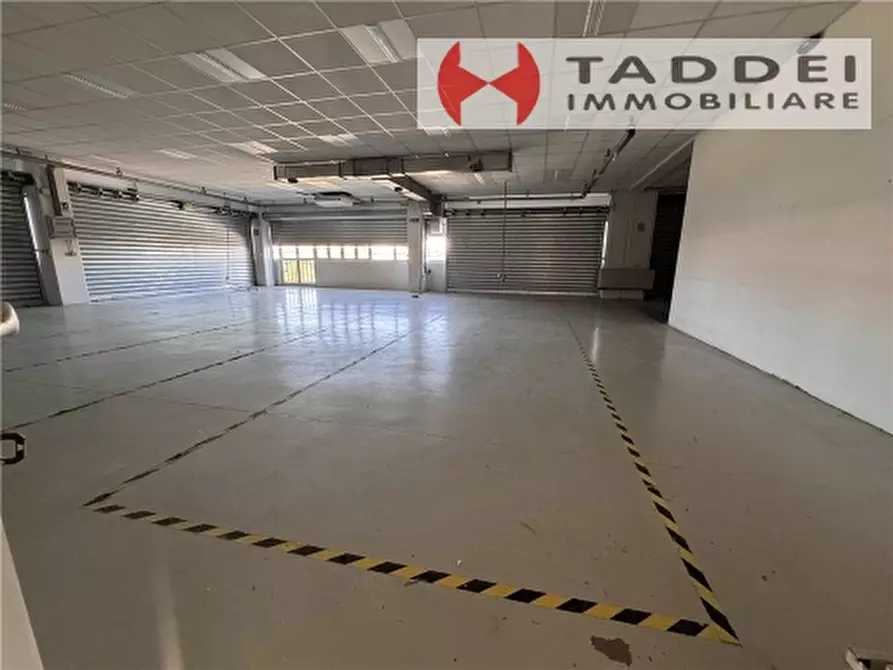 Immagine 2 di Magazzino in vendita  a Scandicci