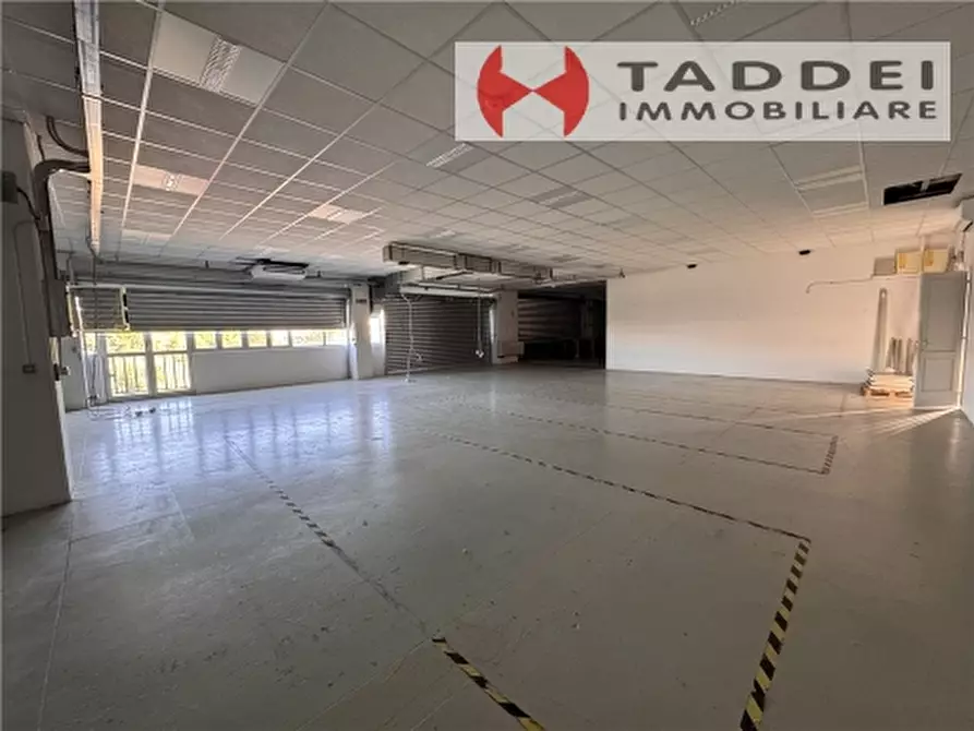 Immagine 3 di Magazzino in vendita  a Scandicci