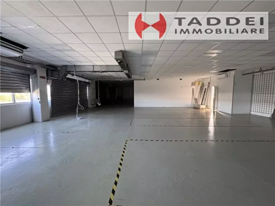 Immagine 4 di Magazzino in vendita  a Scandicci