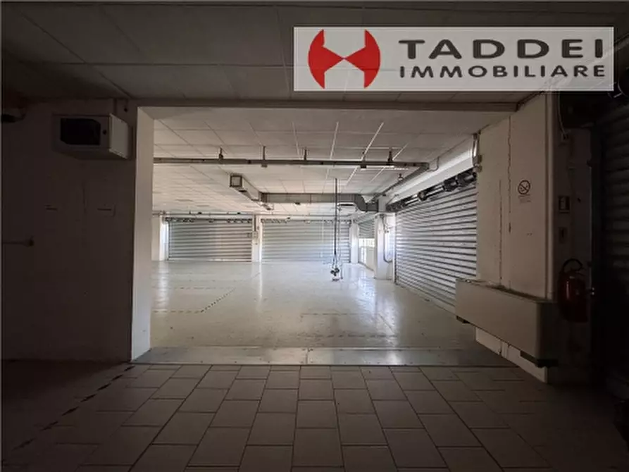 Immagine 6 di Magazzino in vendita  a Scandicci
