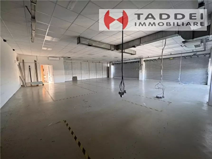 Immagine 8 di Magazzino in vendita  a Scandicci