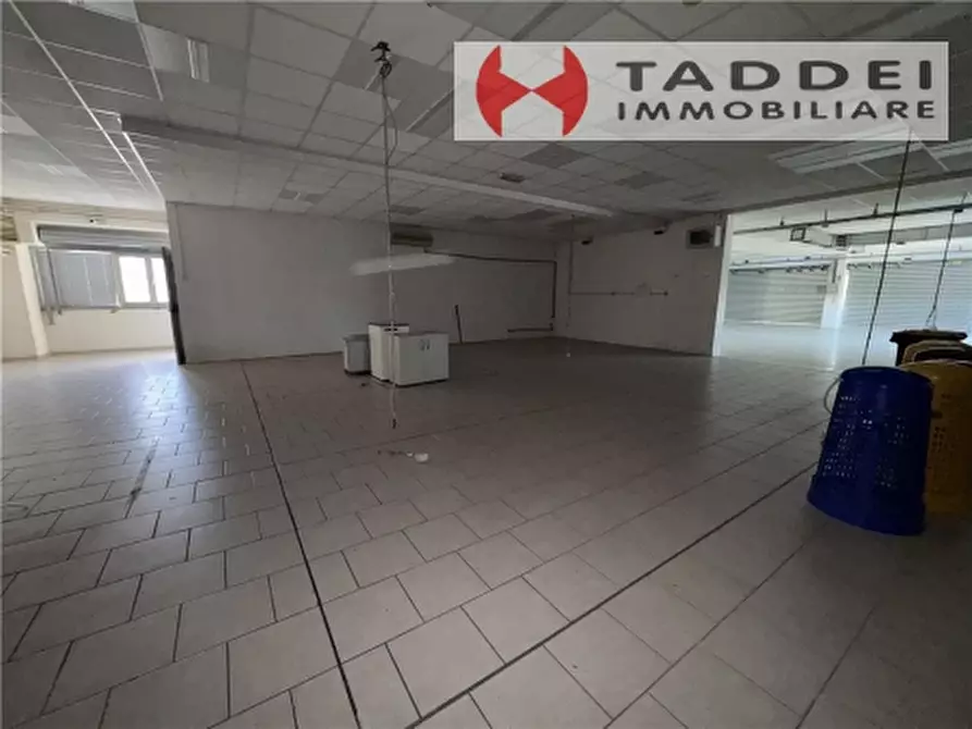 Immagine 9 di Magazzino in vendita  a Scandicci