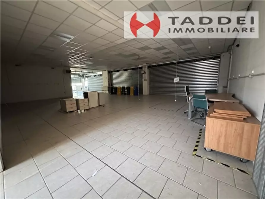 Immagine 11 di Magazzino in vendita  a Scandicci