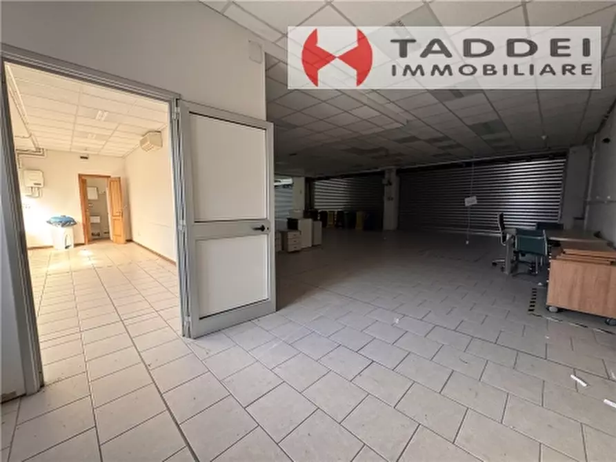 Immagine 12 di Magazzino in vendita  a Scandicci