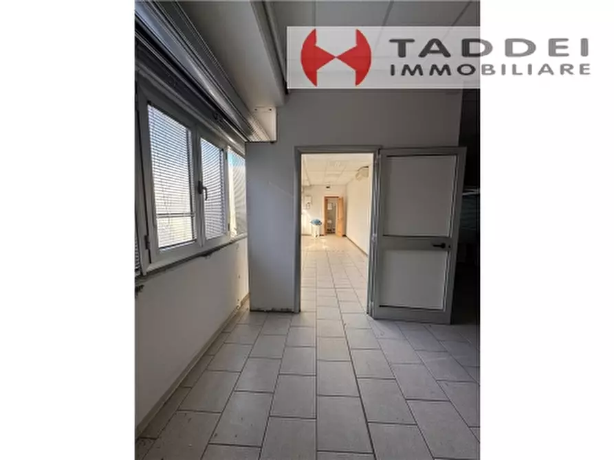 Immagine 14 di Magazzino in vendita  a Scandicci