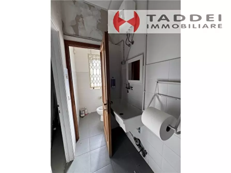 Immagine 18 di Magazzino in vendita  a Scandicci