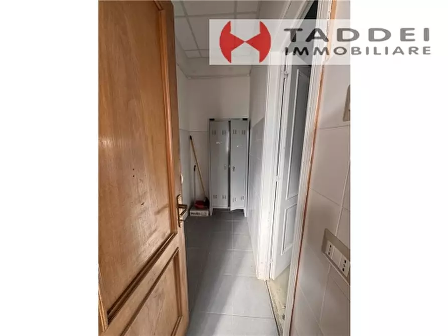 Immagine 19 di Magazzino in vendita  a Scandicci