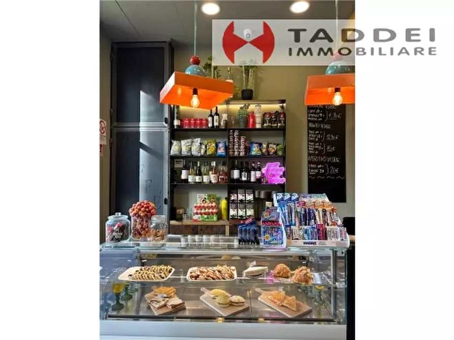 Immagine 1 di Negozio in vendita  a Scandicci