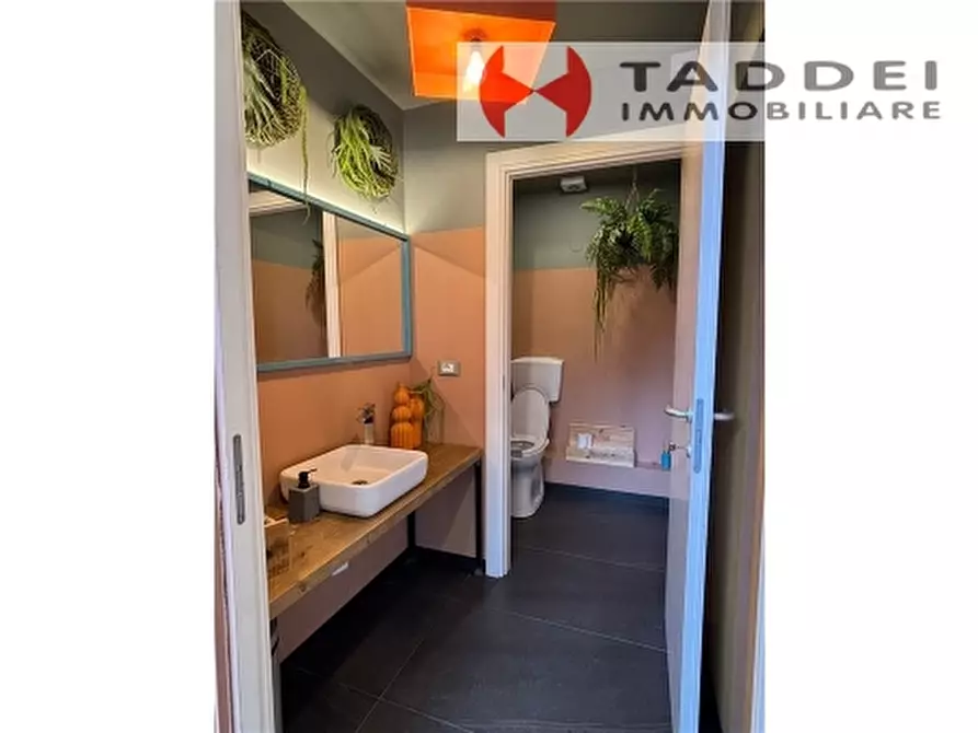 Immagine 4 di Negozio in vendita  a Scandicci