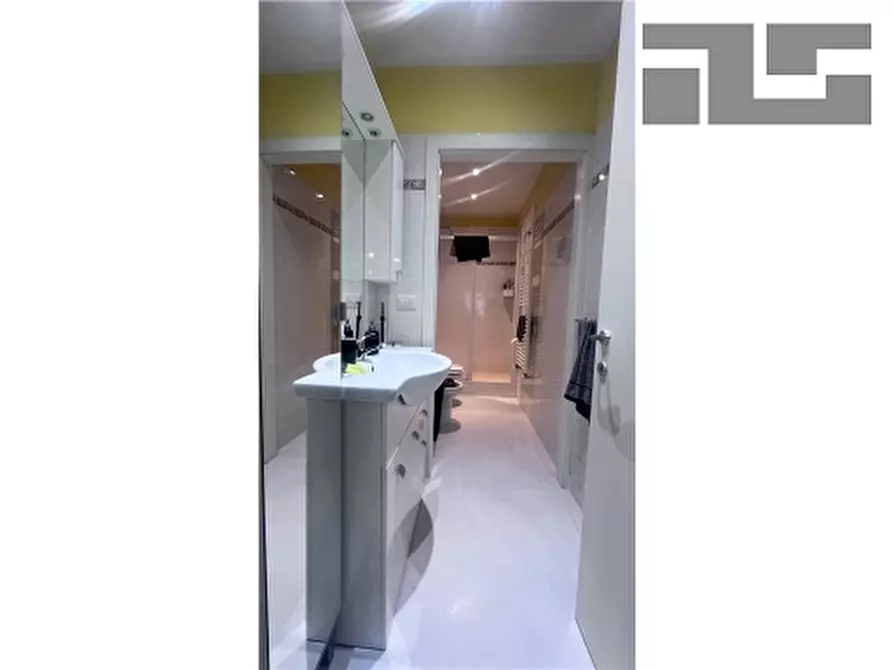 Immagine 11 di Appartamento in vendita  a Firenze