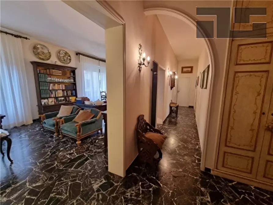 Immagine 16 di Appartamento in vendita  a Firenze