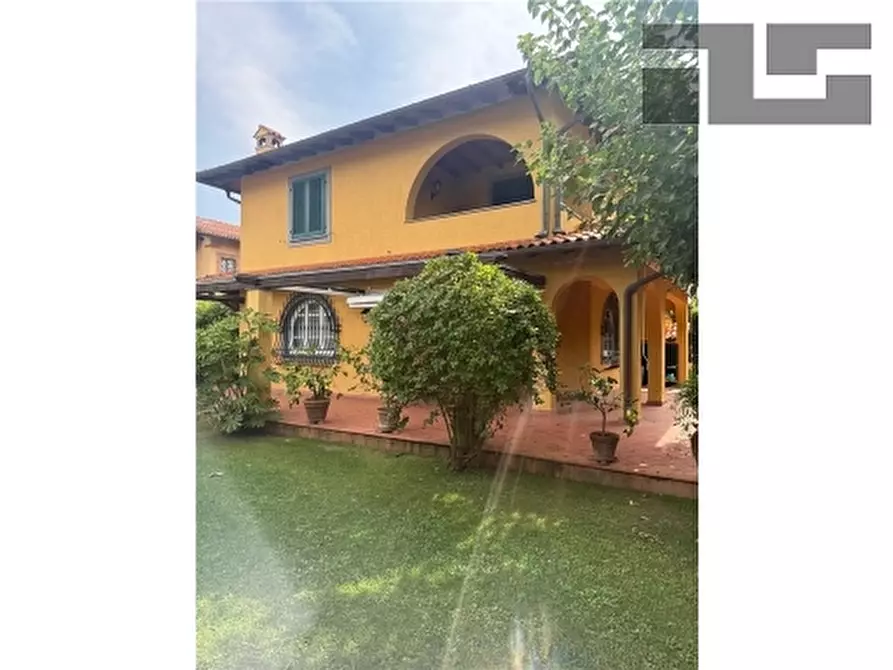 Immagine 1 di Villa in vendita  a Forte Dei Marmi