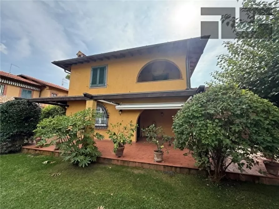 Immagine 2 di Villa in vendita  a Forte Dei Marmi
