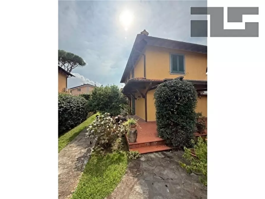 Immagine 10 di Villa in vendita  a Forte Dei Marmi