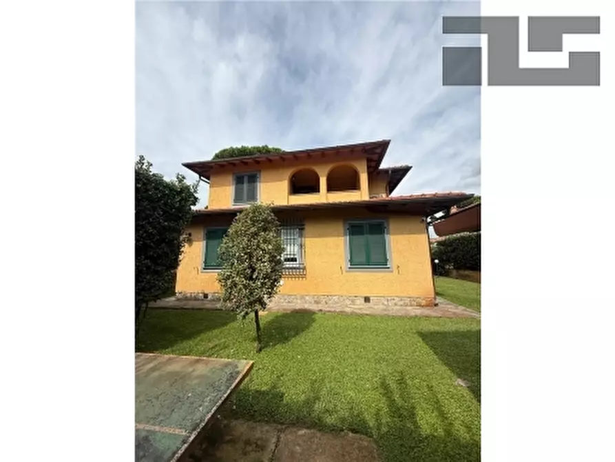 Immagine 11 di Villa in vendita  a Forte Dei Marmi