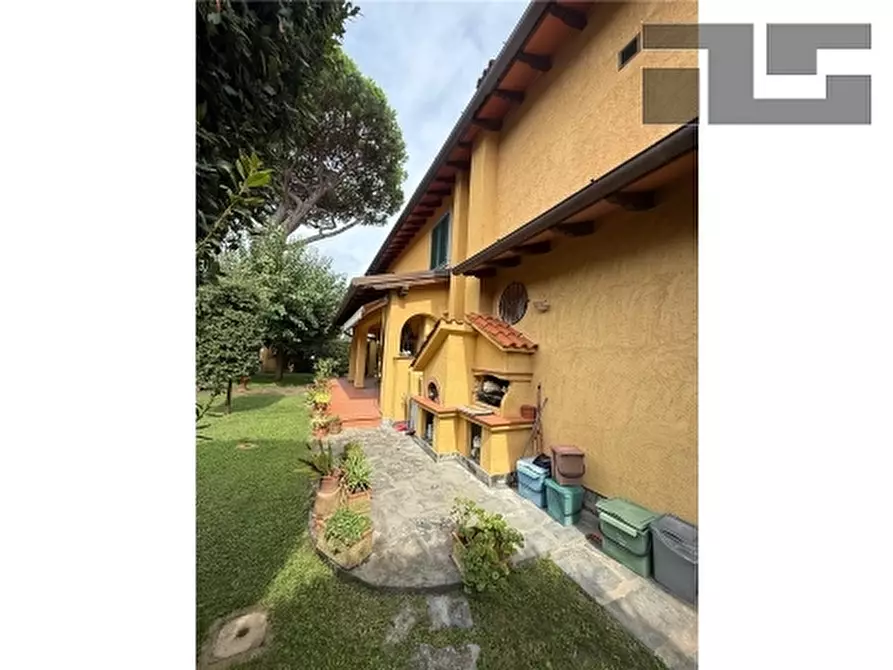 Immagine 12 di Villa in vendita  a Forte Dei Marmi
