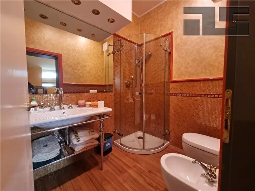 Immagine 17 di Villa in vendita  a Impruneta