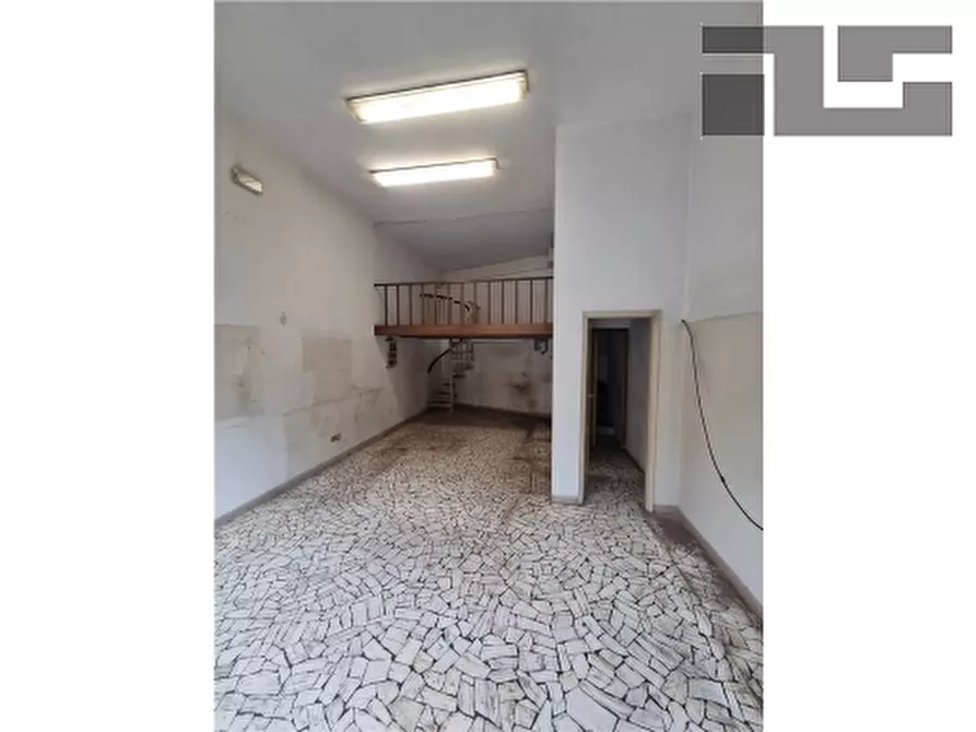 Immagine 2 di Negozio in affitto  a Firenze