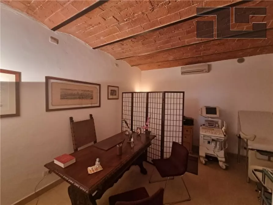 Immagine 2 di Negozio in vendita  a Firenze