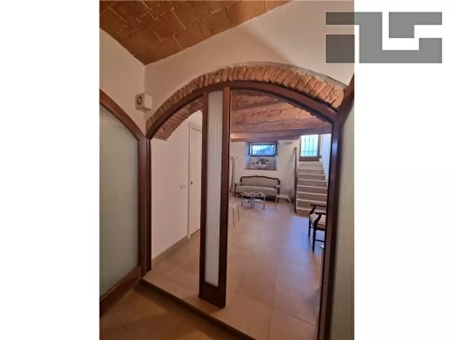 Immagine 11 di Negozio in vendita  a Firenze