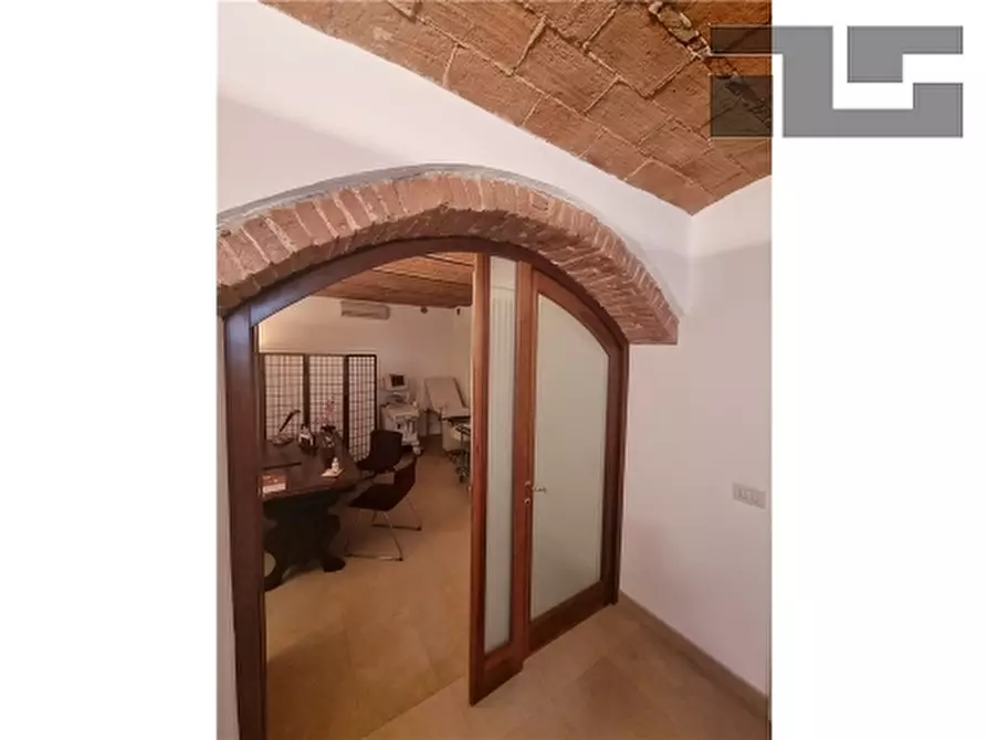 Immagine 14 di Negozio in vendita  a Firenze