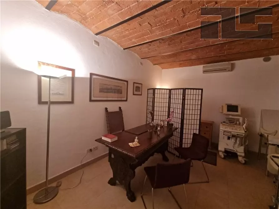 Immagine 15 di Negozio in vendita  a Firenze