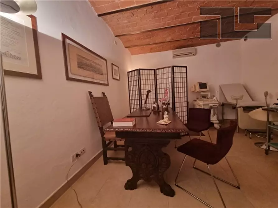 Immagine 16 di Negozio in vendita  a Firenze