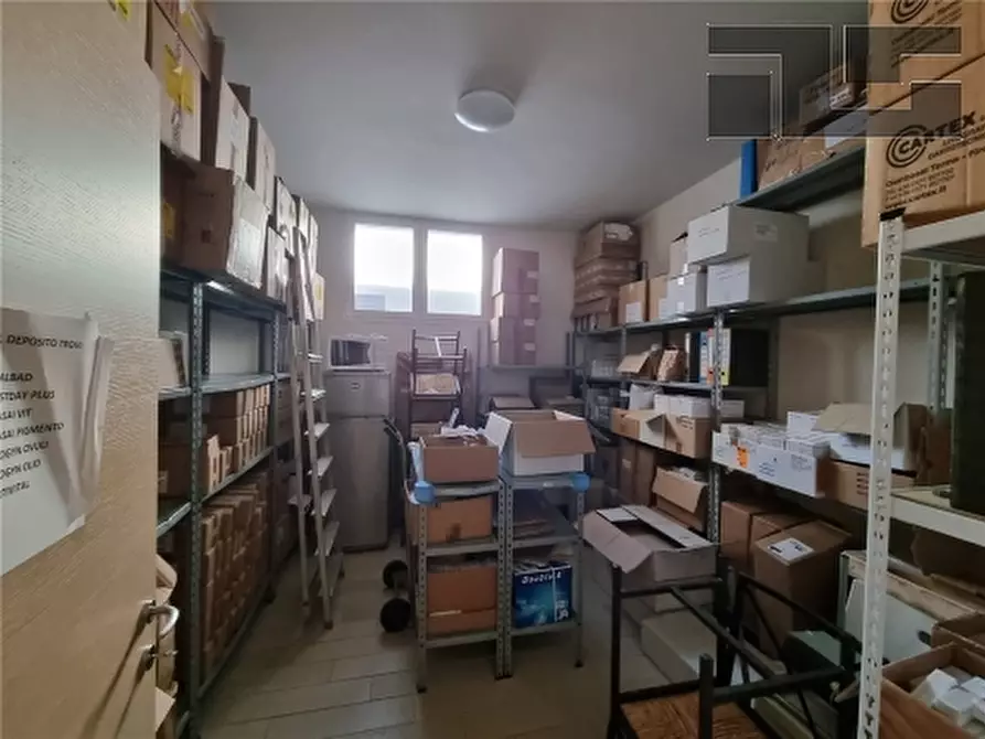 Immagine 10 di Negozio in vendita  a Firenze