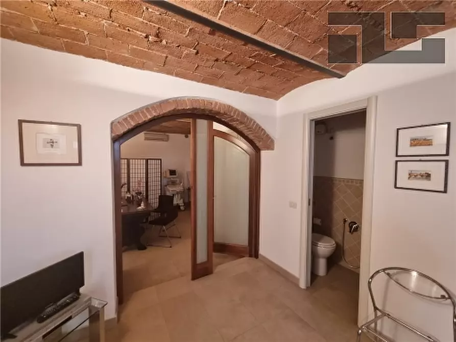 Immagine 4 di Negozio in vendita  a Firenze