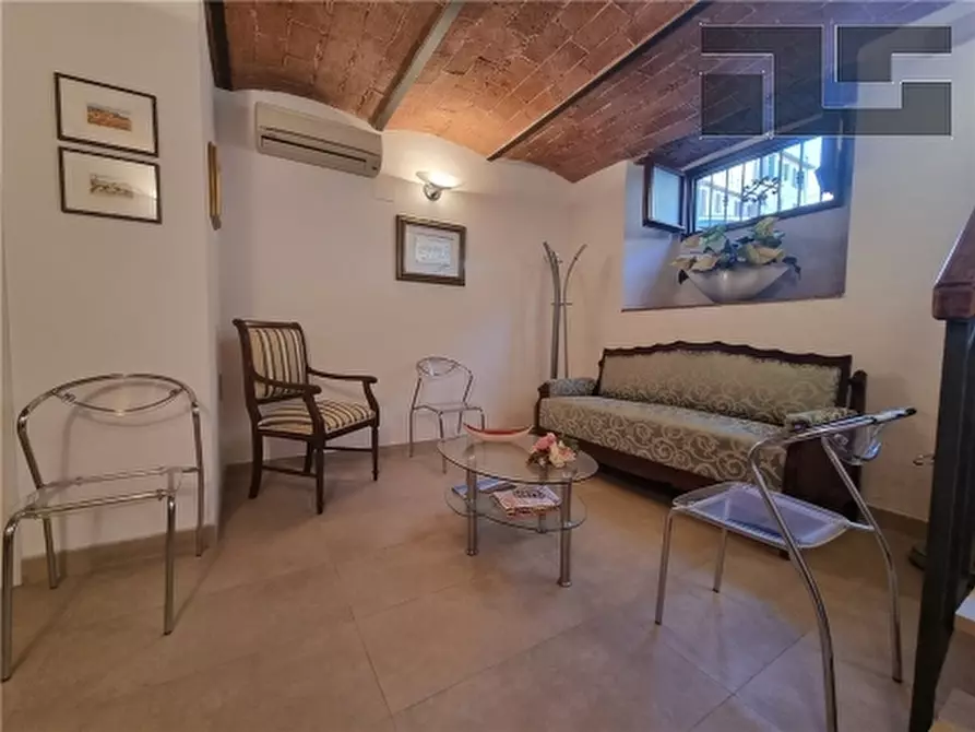 Immagine 9 di Negozio in vendita  a Firenze