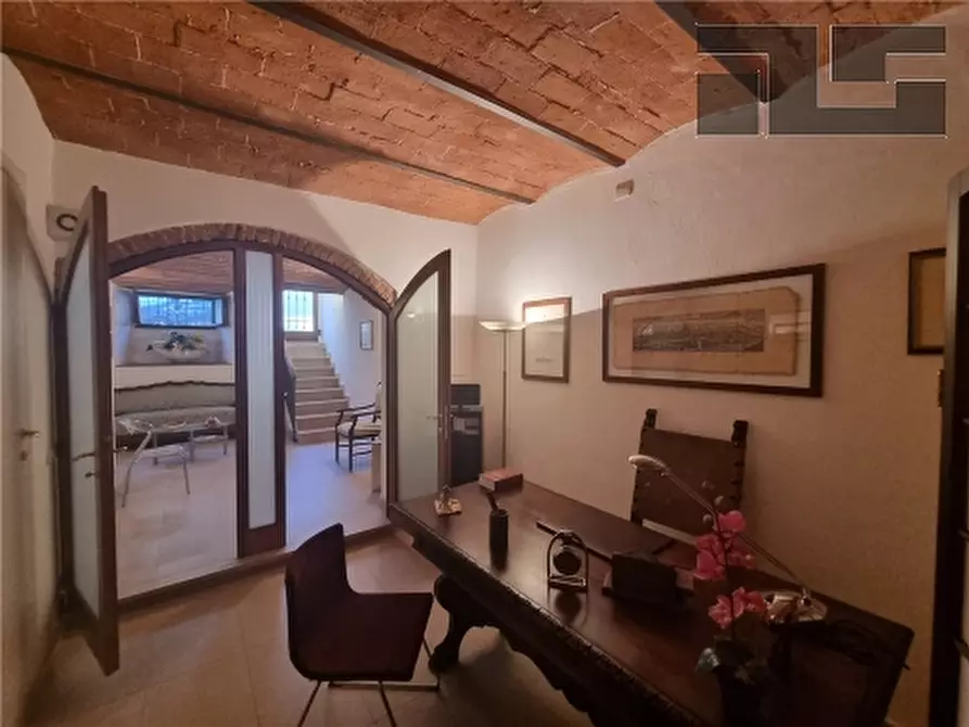 Immagine 12 di Negozio in vendita  a Firenze