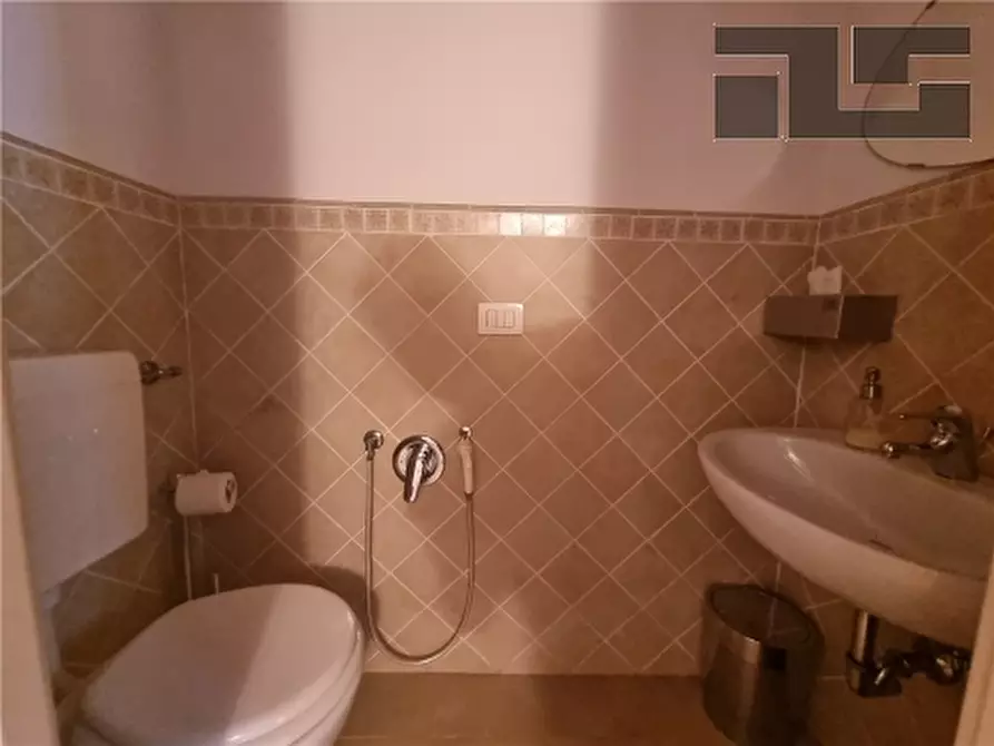 Immagine 17 di Negozio in vendita  a Firenze