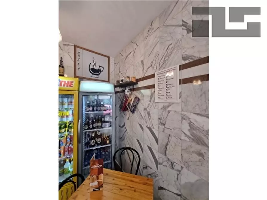 Immagine 2 di Negozio in vendita  a Firenze