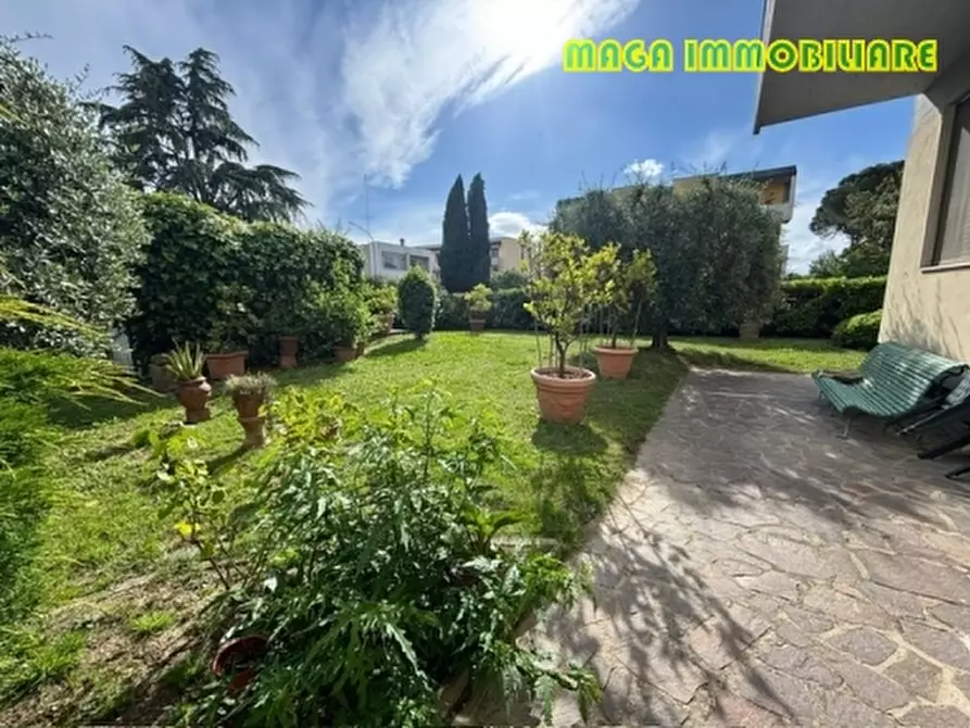 Immagine 1 di Appartamento in vendita  a Campi Bisenzio