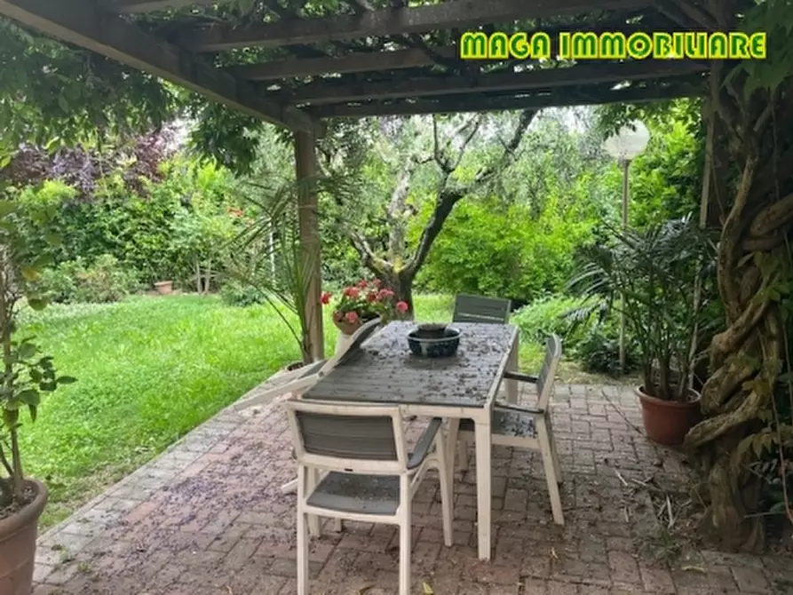 Immagine 1 di Villa in vendita  a Campi Bisenzio