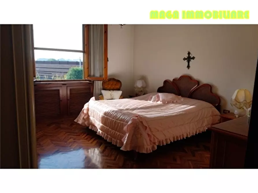 Immagine 9 di Villa in vendita  a Campi Bisenzio