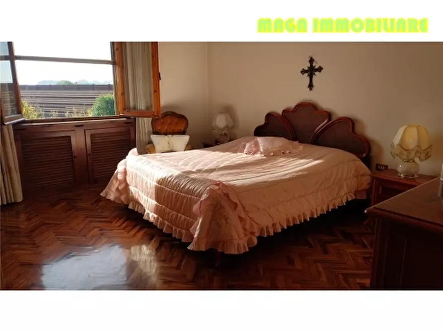 Immagine 10 di Villa in vendita  a Campi Bisenzio