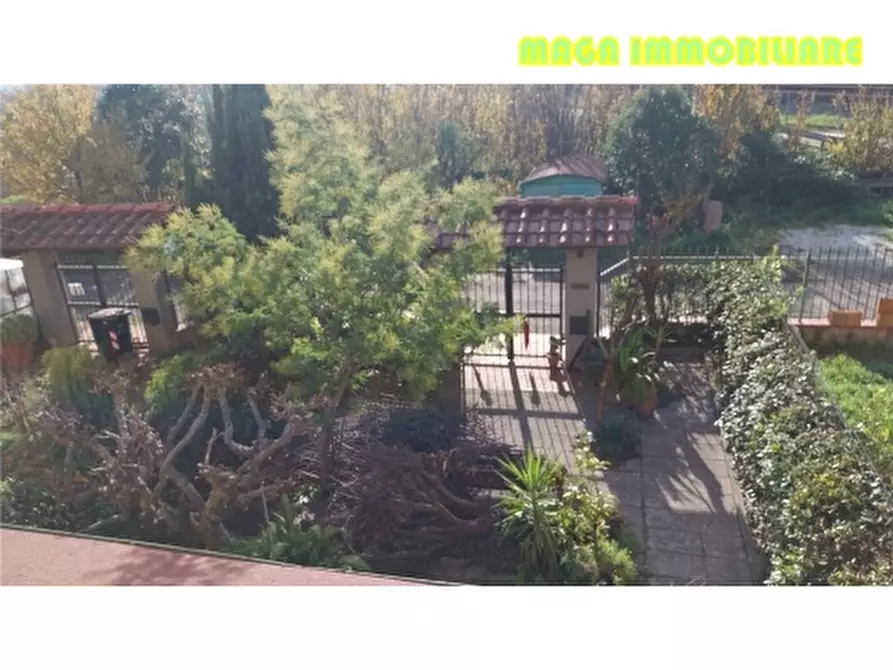 Immagine 21 di Villa in vendita  a Campi Bisenzio