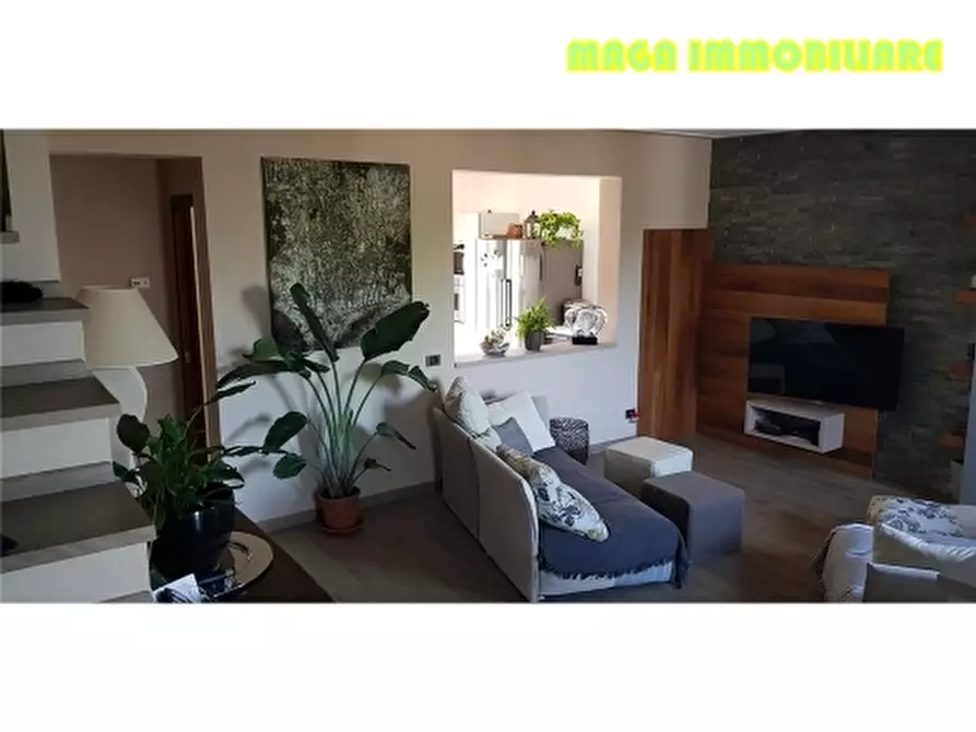 Immagine 2 di Villa in vendita  a Campi Bisenzio