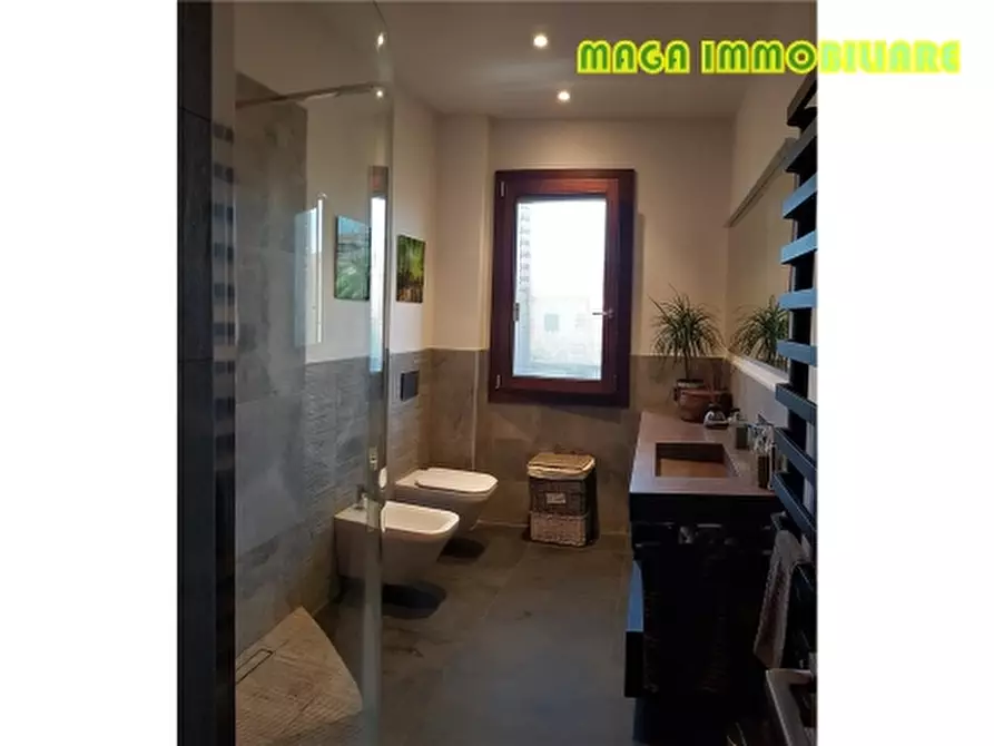 Immagine 8 di Villa in vendita  a Campi Bisenzio