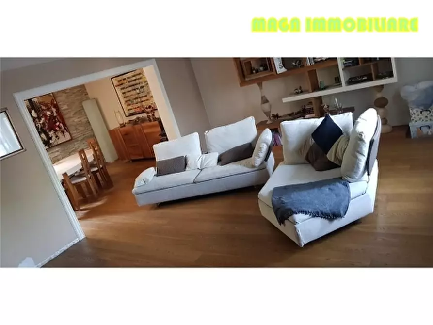 Immagine 10 di Villa in vendita  a Campi Bisenzio