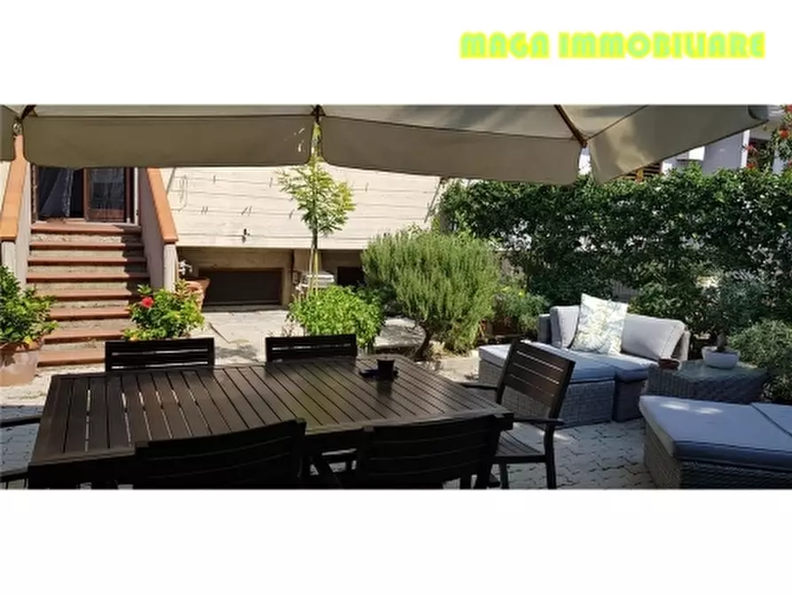 Immagine 13 di Villa in vendita  a Campi Bisenzio