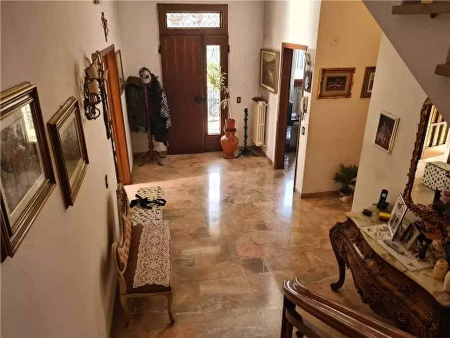 Immagine 1 di Villa in vendita  a Empoli