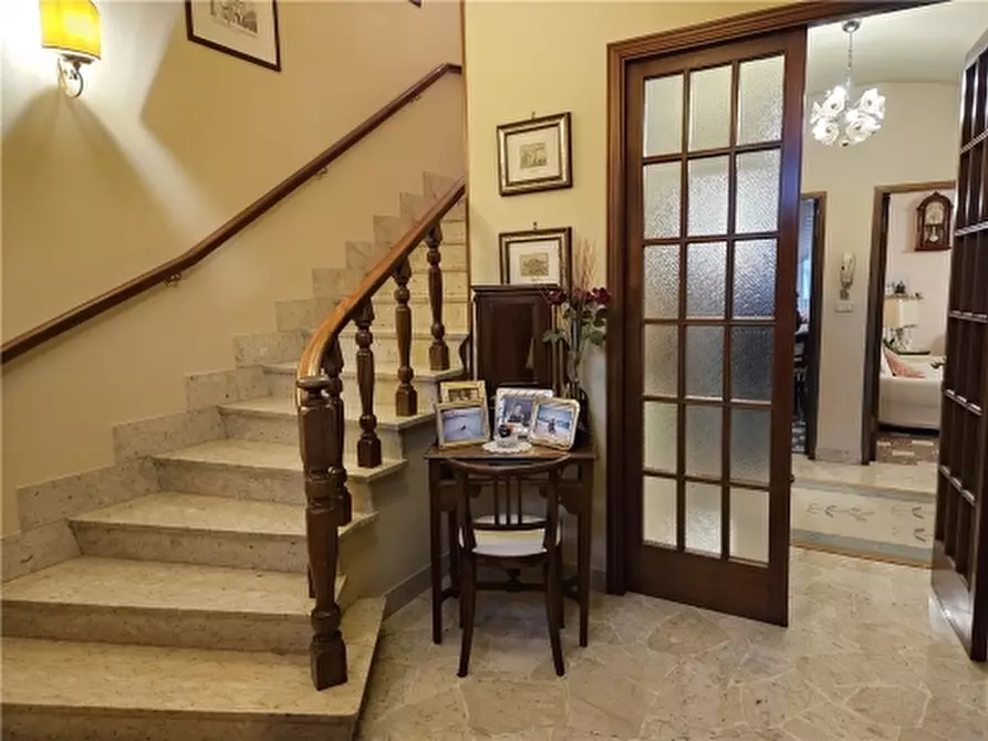 Immagine 2 di Villa in vendita  a Empoli