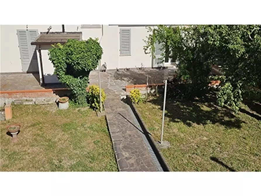 Immagine 4 di Villa in vendita  a Empoli